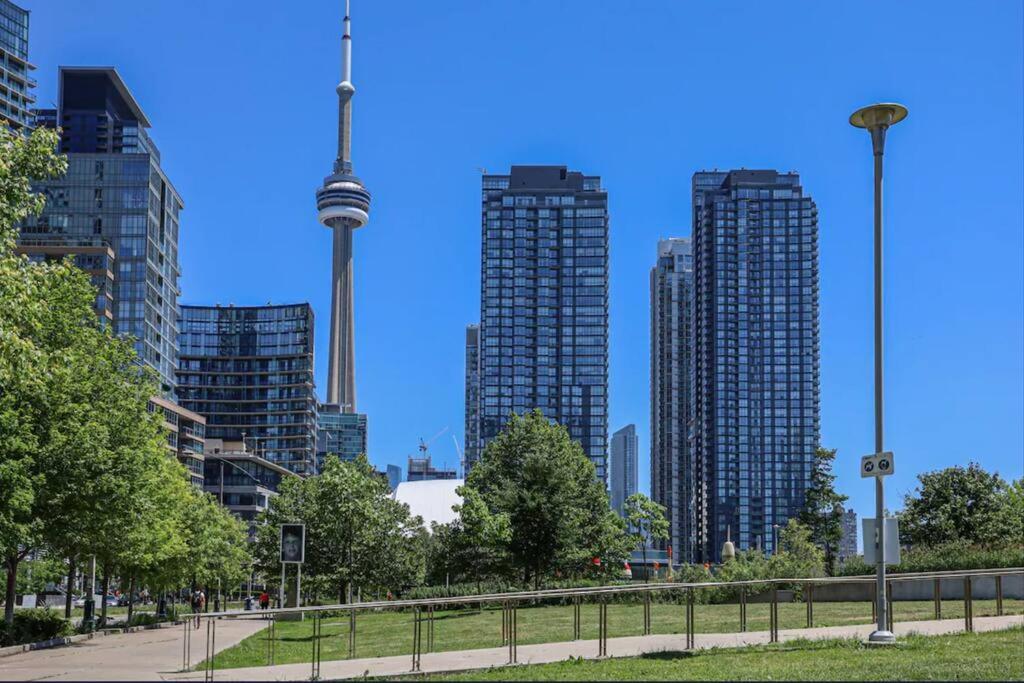 Lush Condo By Cntower - Free Parking トロント エクステリア 写真