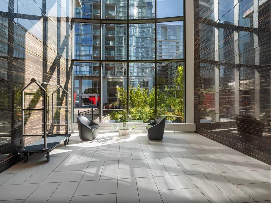 Lush Condo By Cntower - Free Parking トロント エクステリア 写真